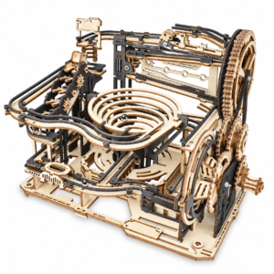 Circuit à billes spirale 3D en bois assemblé sur fond blanc
