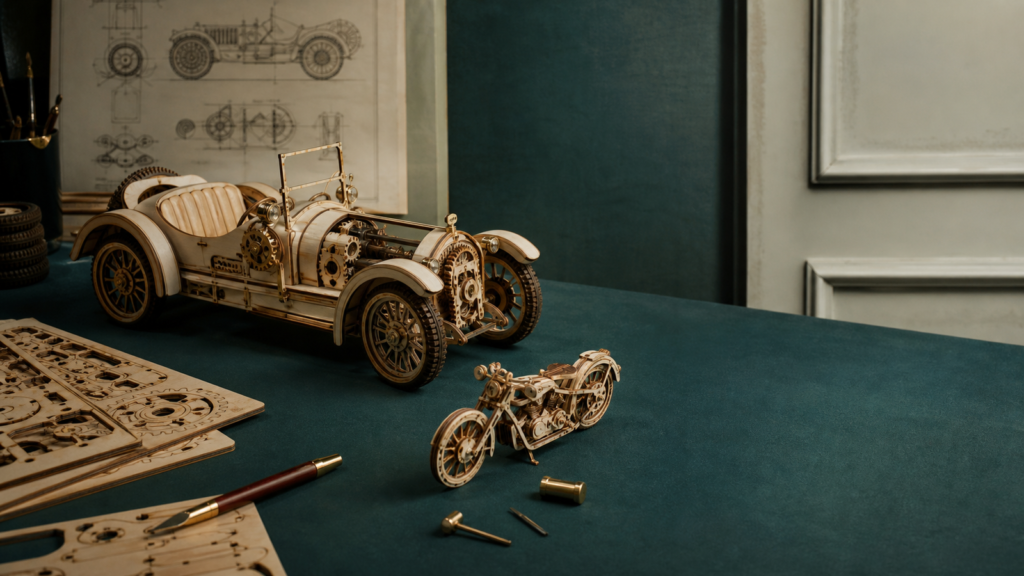 Maquette voiture bois à construire avec moto et mécanismes visibles